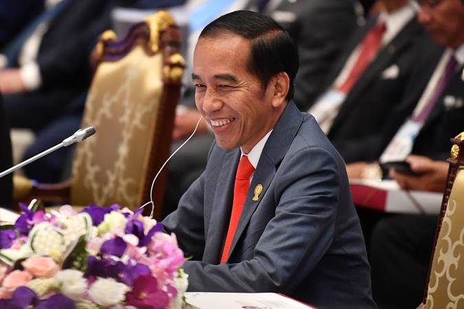 Presiden Joko Widodo mengikuti Sidang Pleno KTT ke-34 Asean di Bangkok, Thailand, Sabtu (22/6/2019). - ANTARA/Puspa Perwitasari