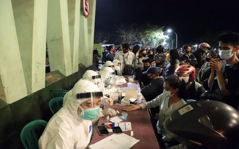 Ratusan warga menjalani rapid test yang digelar Pemkot Surabaya di bawah Jembatan Suramadu sisi Surabaya, Sabtu (12/9/2020) malam. - Antara
