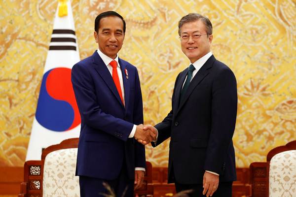Presiden Joko Widodo (kiri) berjabat tangan dengan Presiden Korea Selatan Moon Jae-in di the Presidential Blue House, Korea Selatan, Senin (10/9/2018). - Reuters/Kim Hong/Ji