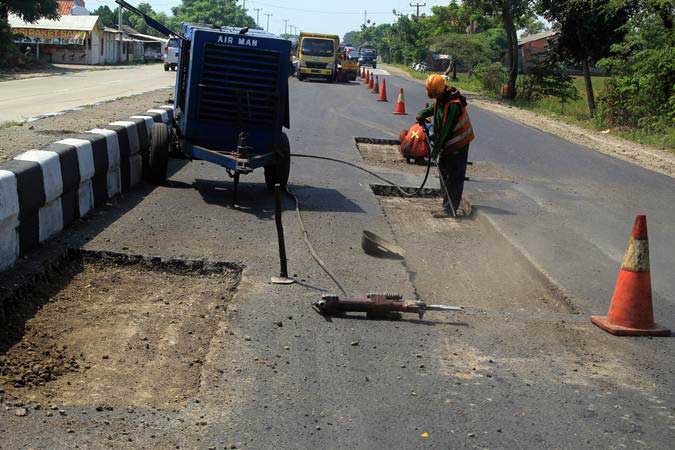 Pekerja menyelesaikan perbaikan jalur pantura Patrol, Indramayu, Jawa Barat, Rabu (22/5/2019). - ANTARA/Dedhez Anggara