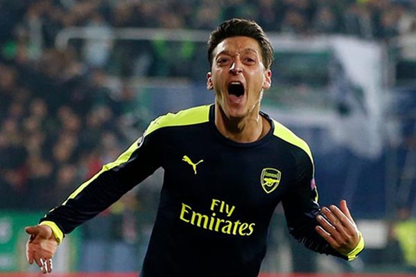 Mesut Ozil saat masih membela Arsenal./Reuters - Paul Childs