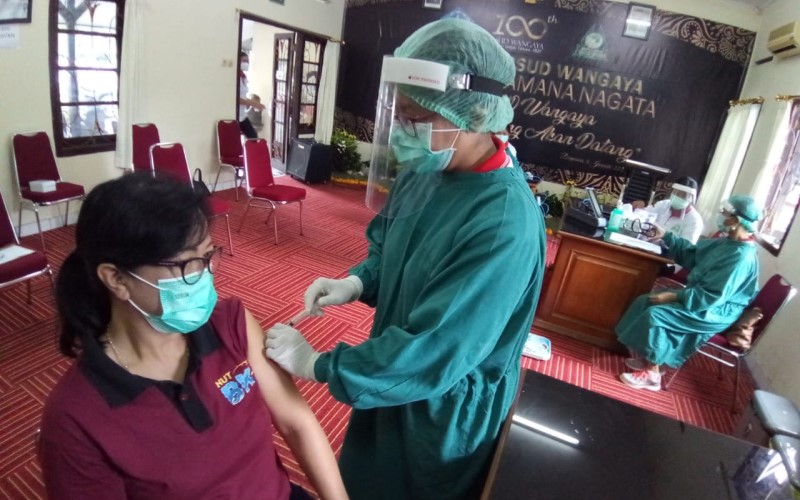 Petugas kesehatan di RSUD Wangaya, Denpasar sedang melakukan simulasi penyuntikan vaksin Covid-19, Jumat (8/1/2021) - Istimewa