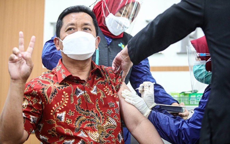 Sekretaris Daerah Kota Bandung Ema Sumarna saat menjalani vaksinasi dosis kedua