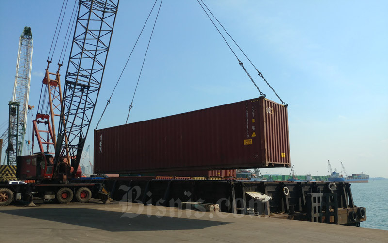 Kegiatan Bongkar muat kontainer di Pelabuhan Batu Ampar, Selasa (8/9/2020). - Bisnis/Bobi Bani.