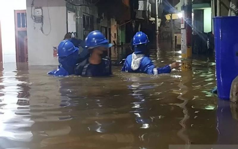 Petugas dari Kelurahan Kampung Melayu meninjau dampak banjir yang melanda RW04 Kebon Pala, Jakarta Timur, akibat luapan Kali Ciliwung, Senin (5/10/2020). - Antara\r\n \r\n\r\n
