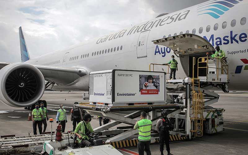 Petugas menurunkan kontainer berisi vaksin Covid-19 saat tiba di Bandara Soekarno-Hatta, Tangerang, Banten, Selasa (12/1/2021). ANTARA FOTO - Dhemas Reviyanto