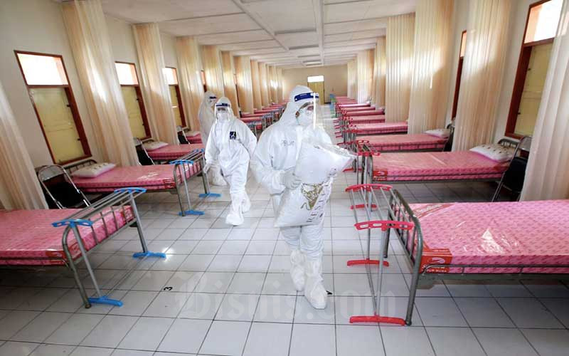 Tenaga kesehatan berjaga di ruang IGD Rumah Sakit (RS) Darurat Covid-19 Sekolah Calon Perwira Angkatan Darat (Secapa AD), di Hegarmanah, Bandung, Jawa Barat, Selasa (12/1/2021). Bisnis - Rachman