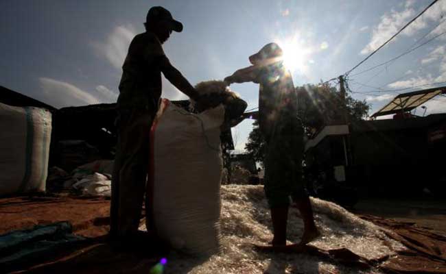 Pekerja mengemas biji plastik usai dijemur di salah satu industri pengolahan limbah plastik di Jakarta. Bisnis - Arief Hermawan P