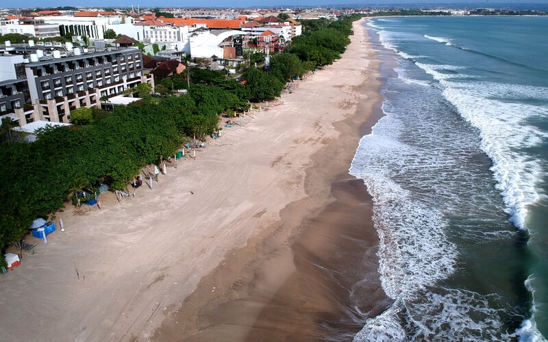 Suasana kawasan wisata Pantai Kuta yang ditutup sementara tampak lengang di Badung, Bali, Minggu (31/5/2020). - Antara/Fikri Yusuf