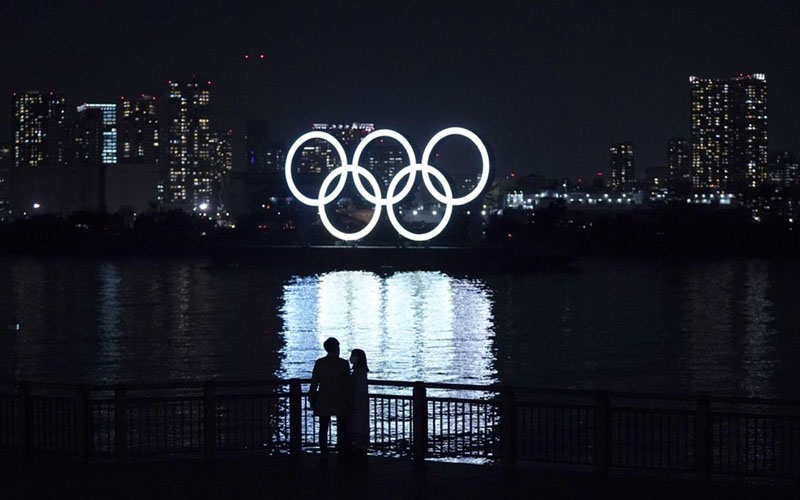 Cincin Olimpiade yang terang-benderang mengambang di perairan Odaiba, pulau buatan di Teluk Tokyo, Jepang./Bloomberg - Toru Hanai