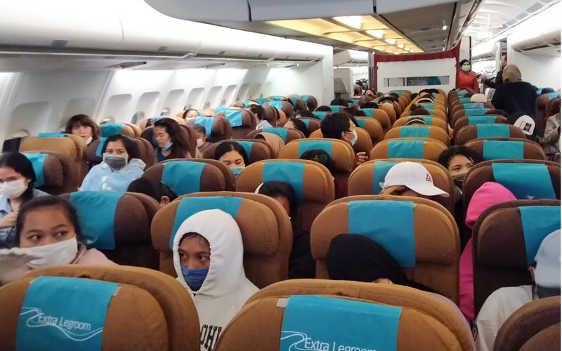 Sejumlah warga negara Indonesia berada di pesawat Garuda yang disewa khusus di Bandar Udara Internasional Velana, Maldives, Jumat (1/5 - 2020) malam. KBRI Colombo merepatriasi mandiri gelombang kedua dengan memulangkan 347 pekerja migran Indonesia dari Sri Lanka dan Maladewa ke Indonesia akibat pandemi Covid/19. /ANTARA
