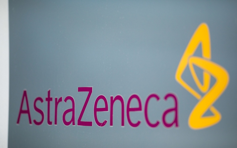 Logo AstraZeneca Plc terpampang di gedung perusahaan farmasi itu di Cambridge, Inggris, Senin (8/6/2020). - Bloomberg/Jason Alden
