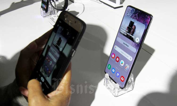 Warga memotret ponsel Samsung Galaxy S20 Series saat peluncurannya di Jakarta, Rabu (4/3/2020). Bisnis - Arief Hermawan P