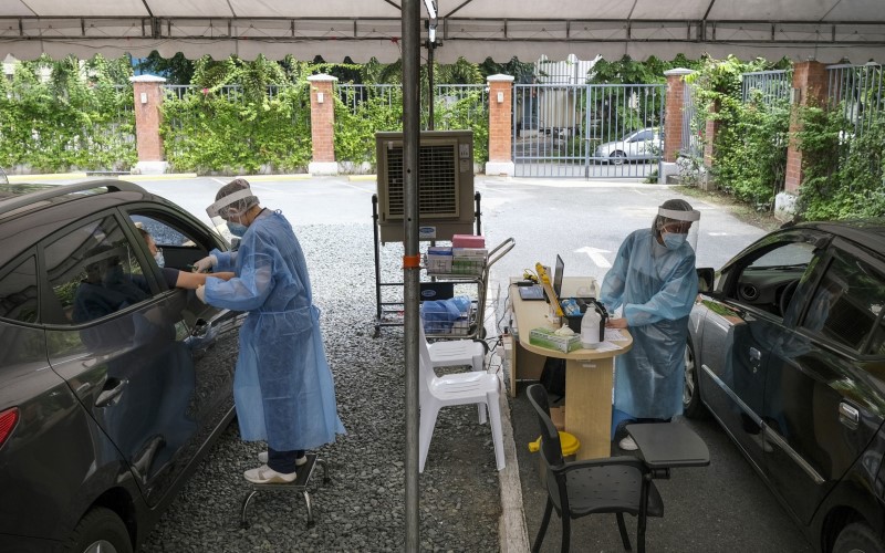 Petugas kesehatan mengambil sampel darah di pusat tes Covid-19 di Metro Manila, 8 Juli 2020 - Bloomberg\n