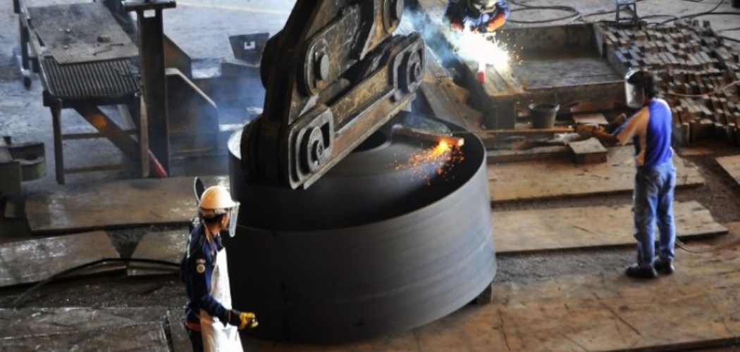 Pekerja memotong lempengan baja panas di pabrik pembuatan hot rolled coil (HRC) PT Krakatau Steel (Persero) Tbk di Cilegon, Banten. ANTARA - ASEP FATHULRAHMAN