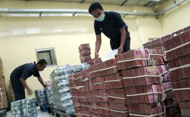 Karyawan merapikan uang di cash center Bank BNI, Jakarta, Selasa (11/2/2020). Bisnis - Himawan L Nugraha