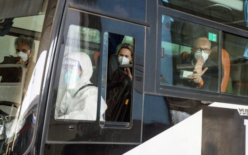 Anggota tim WHO yang bertugas menyelidiki asal-usul pandemi penyakit virus corona (COVID-19) duduk di bus yang meninggalkan Bandara Internasional Wuhan Tianhe di Wuhan, Provinsi Hubei, China, Kamis (14/1/2021)/Antara Foto/Reuters-Thomas Peter/WSJ - cfo