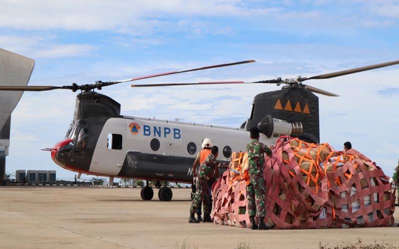 BNPB menggunakan helikopter Chinook untuk mengirim bantuan ke Desa terdampak gempa di Sulawesi Barat. - Twitter @bnpb