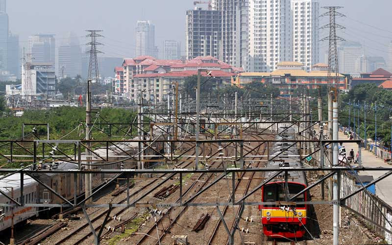 Rangkaian kereta rel listrik (KRL) melintas di kawasan Tanah Abang, Jakarta, Minggu (19/4/2020). Bisnis - Arief Hermawan P 