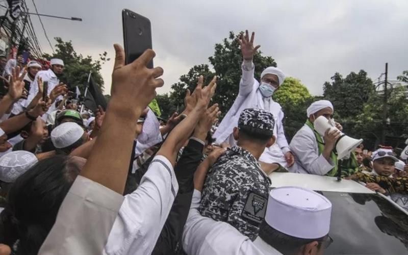 Imam Besar Front Pembela Islam (FPI) Habib Rizieq Shihab (kedua kanan) menyapa massa yang menyambutnya di Petamburan, Jakarta, Selasa (10/11/2020). Massa dari berbagai organisasi Islam menyambut kedatangan Habib Rizieq Shihab dengan diiringi lantunan salawat. - Antara\r\n\r\n