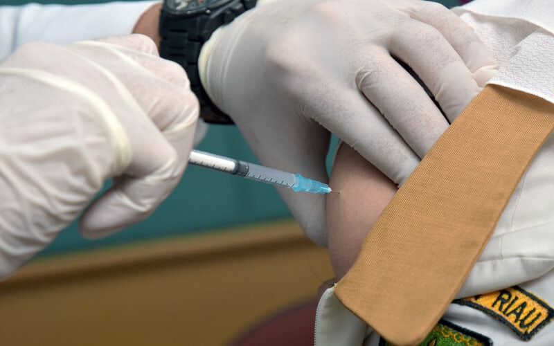 Dokter menyuntikkan vaksin CoronaVac ke lengan petugas medis saat vaksinasi Covid-19 dosis kedua di RSUD Arifin Achmad, Kota Pekanbaru, Riau, Kamis (28/1/2021). Pemerintah menargetkan realisasi vaksinasi Covid-19 meningkat hingga sebanyak satu juta orang setiap hari karena sudah tersedia 30.000 petugas vaksinasi yang tersebar di 10.000 Puskesmas dan 3.000 rumah sakit. - Antara/FB Anggoro