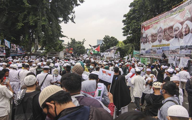 Massa menunggu kedatangan Habib Rizieq Shihab di Markas Besar FPI, Petamburan, Jakarta, Selasa (10/11/2020).  - Antara
