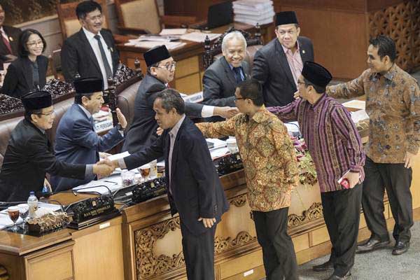 Ilustrasi - Anggota Fraksi PKS Al Muzammil Yusuf (kedua kanan), Sekretaris Fraksi PAN Yandri Susanto (ketiga kanan), Wakil Ketua F-Demokrat Benny K Harman (keempat kanan) dan Ketua Fraksi Gerindra Ahmad Muzani (kanan) berjabat tangan dengan lima pimpinan DPR untuk meninggalkan ruang sidang (walk out) sebelum pengambilan keputusan pengesahan RUU Pemilu pada sidang Paripurna DPR ke-32 masa persidangan V tahun sidang 2016-2017 di Kompleks Parlemen Senayan, Jakarta, Jumat (21/7) dini hari. - Antara/M Agung Rajasa