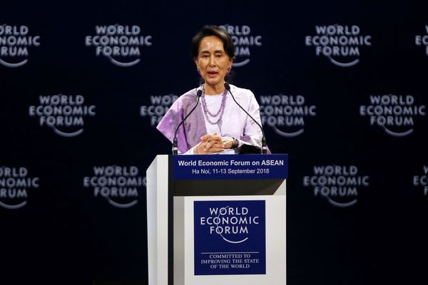Penasihat Pemerintah Myanmar Aung San Suu Kyi berbicara di sebuah sesi di World Economic Forum on Asean di Convention Center, Hanoi, Vietnam, Rabu (12/9). - Reuters/Kham