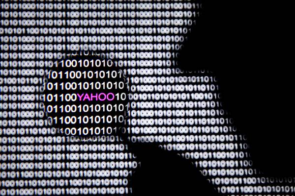 Ilustrasi logo Yahoo di antara kode siber. - Reuters/Dado Ruvic