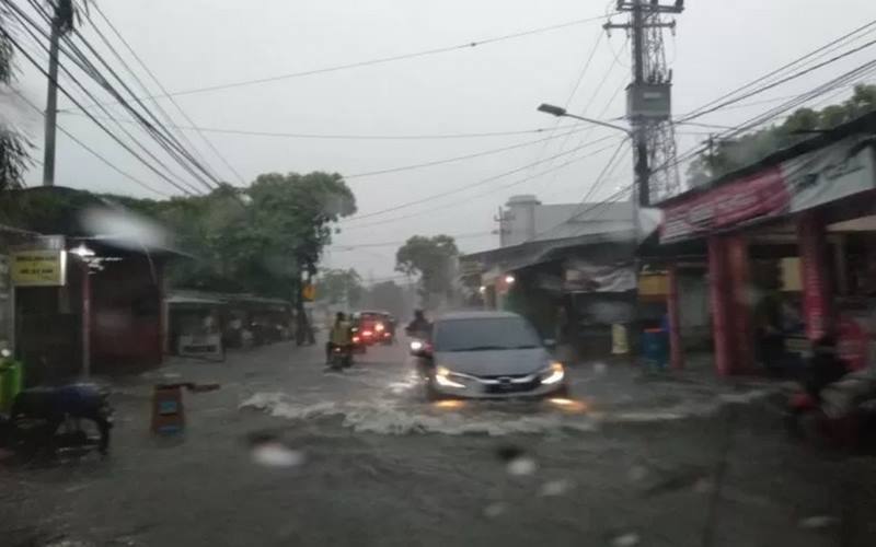 Jalan Pandugo, Rungut, Kota Surabaya, Jawa Timur, terendam banjir akibat hujan deras yang terjadi sejak Sabtu (5/12/2020) siang hingga sore. - Antara