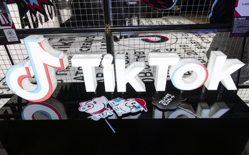 Logo TikTok ditampilkan di TikTok Creator's Lab 2019 yang digelar Bytedance Ltd. di Tokyo, Jepang, Sabtu (16/2/2019). - Bloomberg/Shiho Fukada