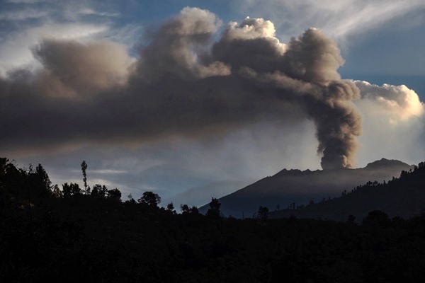 Ilustrasi - Gunung Raung saat mengeluarkan awan panas terlihat dari Desa Desa Melaten, Bondowoso, Jawa Timur, Minggu (12/7/2015). - Antara/Zabur Karuru 