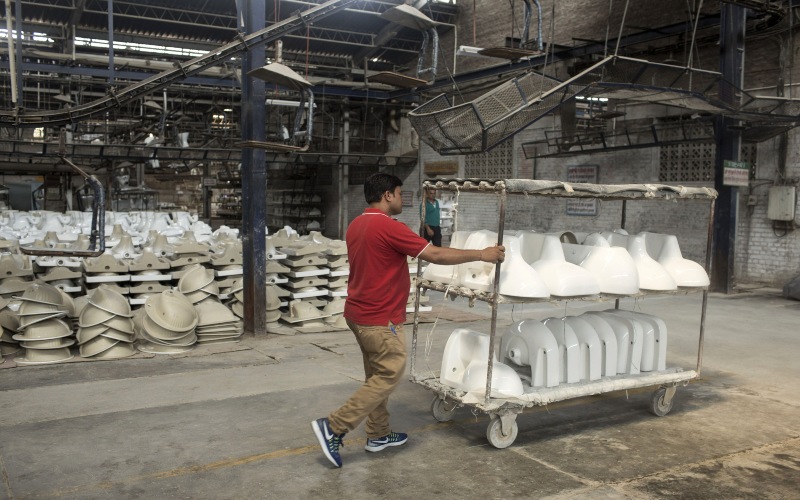 Ilustrasi pabrik perlatan rumah tangga berbahan keramik. Industri keramik salah satu pengguna gas./Bloomberg - Udit Kulshrestha