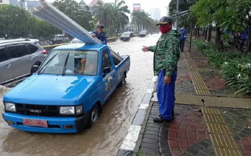 Genangan air di Jalan Gunung Sahari Raya, Pademangan, Jakarta Utara, Senin (8/2/2021). - Antara\r\n