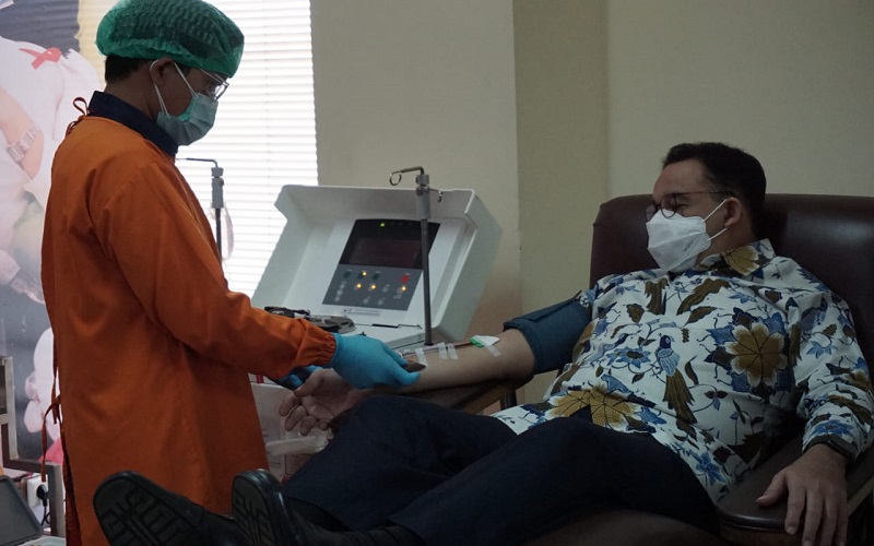 Gubernur DKI Jakarta Anies Baswedan mendonorkan plasma darah konvasalen di kantor Pusat PMI di Jakarta  -  Dok. PMI