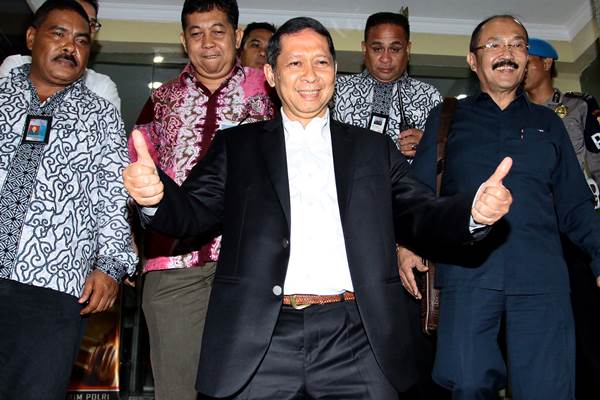 Direktur Utama PT Pelindo II Richard Joost Lino mengacungkan ibu jari usai menjalani pemeriksaan di Bareskirm Mabes Polri, Jakarta, Senin (9/11). - Antara