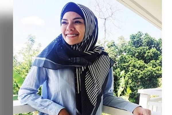 Pernah Berseteru Dengan Uztaz Maaher Nikita Mirzani Tulis Ini Di Ig Nya Kabar24 Bisnis Com