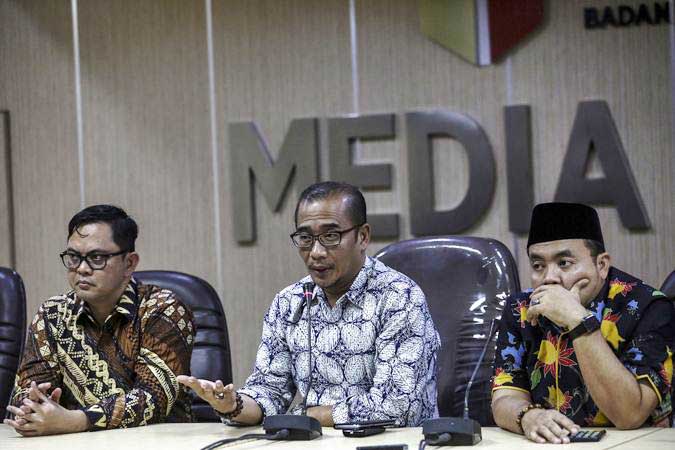 Komisioner Bawaslu Muhammad Afifudin (kanan) bersama Komisioner KPU Hasyim Asyari (tengah) dan Viryan Azis menjawab pertanyaan dari wartawan terkait dugaan surat suara tercoblos di Malaysia, di media center Bawaslu RI, Jakarta, Kamis (11/4/2019). - ANTARA/Nova Wahyudi