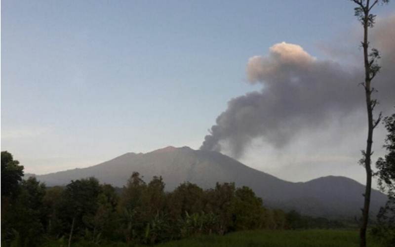 Gunung Raung yang terletak di antara Banyuwangi, Jember dan Bondowoso, erupsi. Abu vulkanik dirasakan sejumlah wilayah di Banyuwangi. Minggu (7/2/2021)./Antara - HO/Humas Pemkab Banyuwangi