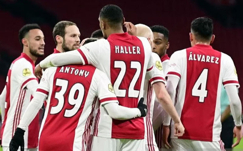 Para pemain Ajax Amsterdam merayakan gol ke gawang PSV Eindhoven./Antara - AFP