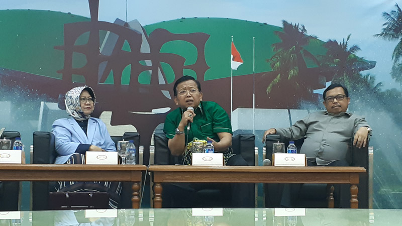 Diskusi bertajuk  bertajuk Starategi Memperjuangkan Kepentingan Daerah  dengan menghadirkan nara sumber Profesor Riset Siti Zuhro dari LIPI (kiri), Anggota Komite I DPD Ahmad Muqoam (tengah) dan Wakil Ketua Komisi II DPR  Herman Khaeron (kanan) di Gedung DPR, Rabu 20 Maret 2019. - Bisnis/John Andhi Oktaveri