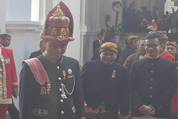 Presiden Joko Widodo berbusana Aceh dan putra sulungnya Gibran Rakabuming Raka saat HUT Ke-73 RI di Istana, Jumat (16/8). - JIBI/Yodie Hardiyan