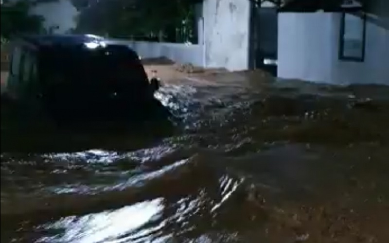 Banjir di Kabupaten Nganjuk, Minggu (14/2/2021) malam. - Antara