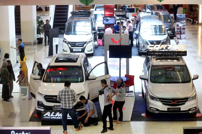 Pengunjung mengamati mobil baru yang dipamerkan di pusat perbelanjaan di Bandung, Jawa Barat, Kamis (14/3/2019). - Bisnis/Rachman