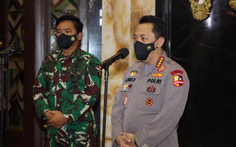 Kapolri Jenderal Pol Listyo Sigit Prabowo (kanan) bersama Panglima TNI Marsekal Hadi Tjahjanto di Kantor Subden, Jalan Medan Merdeka Barat, Jakarta Pusat, Ahad (31/1/2021). (ANTARA -  HO/Polri)