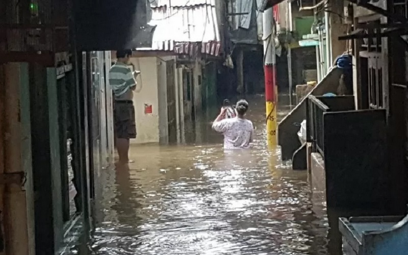 Banjir merendam rumah penduduk di kawasan Kebon Pala, Kampung Melayu, Kecamatan Jatinegara, Jakarta Timur, Jumat (19/2/2021). Banjir terjadi akibat luapan Sungai Ciliwung. - Antara