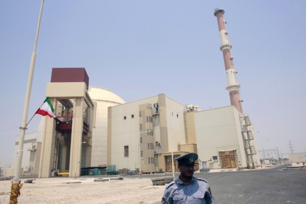 Petugas keamanan berdiri di depan pembangkit listrik tenaga nuklir di Bushehr, sekitar 1.200 kilometer (km) selatan Teheran, Iran, Sabtu (21/8/2010). - Reuters/Raheb Homavandi