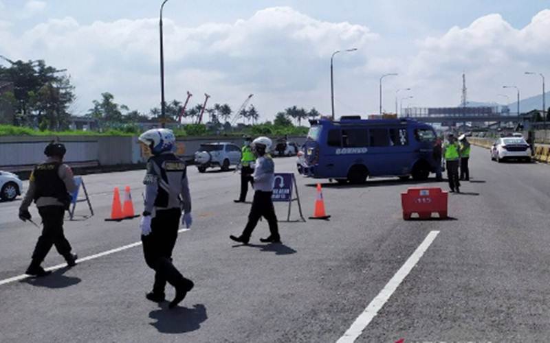 Polisi melakukan penyekatan kendaraan di Gerbang Tol Cileunyi, Kabupaten Bandung, Jawa Barat. - Antara/Bagus Ahmad Rizaldi\r\n\r\n