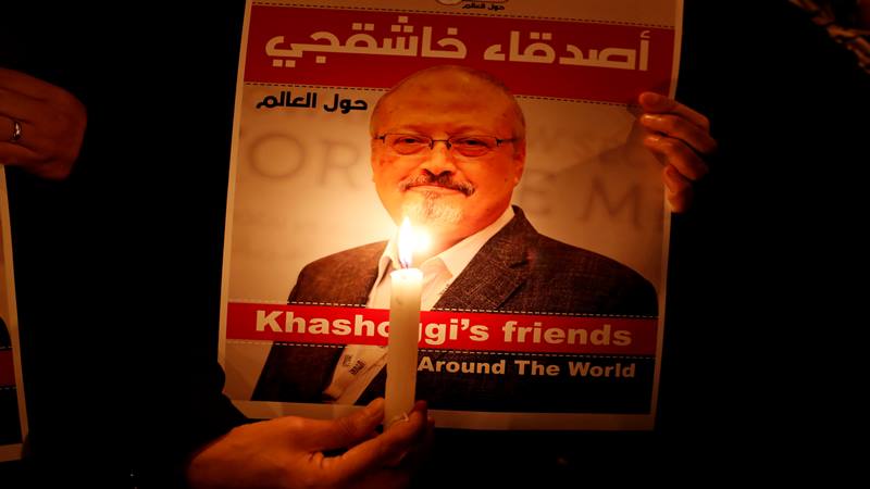 Seorang demonstran memegang poster dengan gambar wartawan Saudi Jamal Khashoggi di luar konsulat Arab Saudi di Istanbul, Turki 25 Oktober 2018. - Reuters