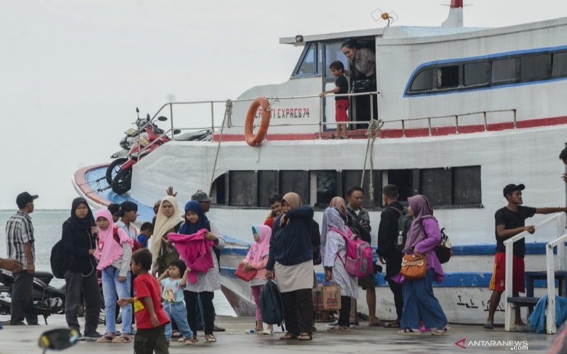 Sejumlah wisatawan usai menaiki kapal dari Kepulauan Seribu di Pelabuhan Kali Adem, Jakarta Utara, Sabtu (11/01/2020). ANTARA FOTO/Fakhri Hermansyah - pd.